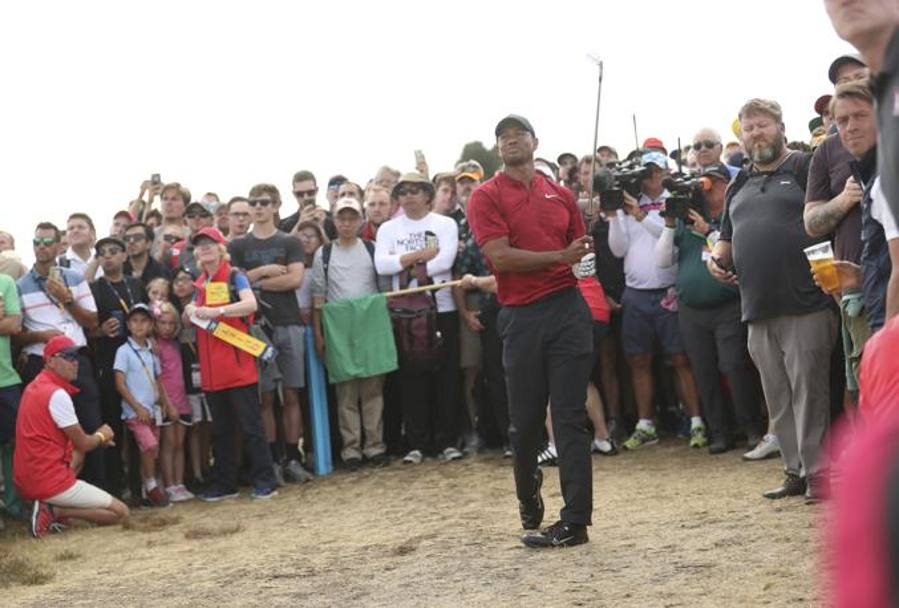 Tiger Woods colpisce, il pubblico segue in religioso silenzio. Ap